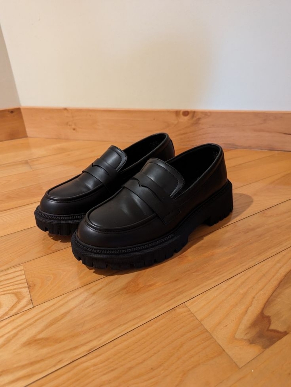 🌞 Yellow Shoes - Black Loafers